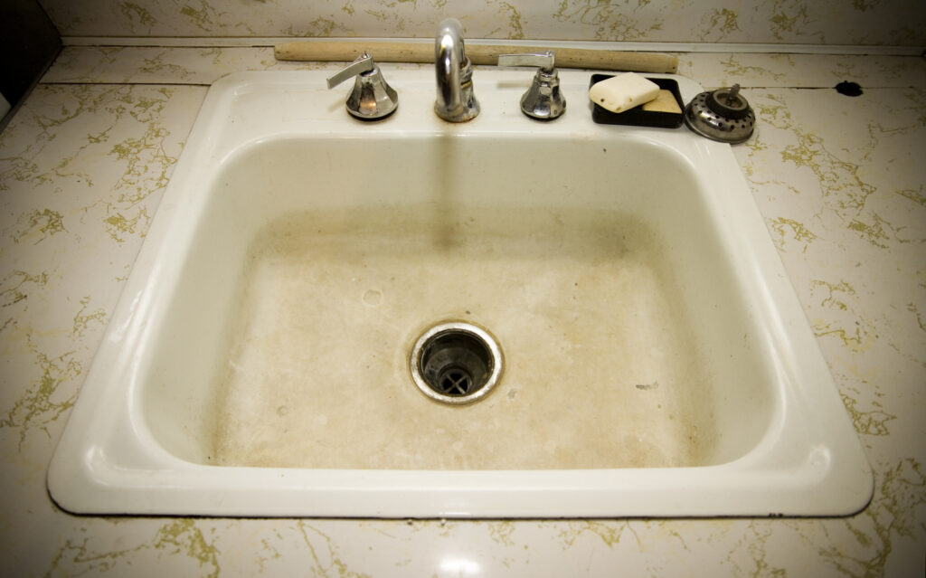 How to get rid of the soap scum and mold in your bathroom